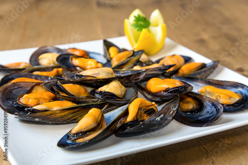 Steamed mussels with lemon and parsley