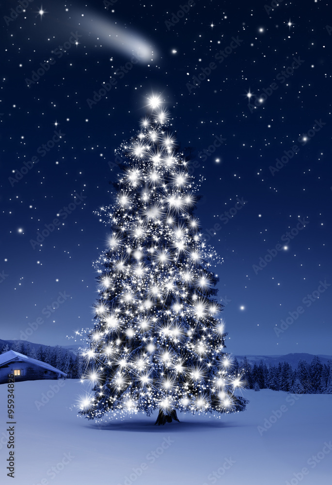 Glänzernder Weihnachtsbaum im Wald