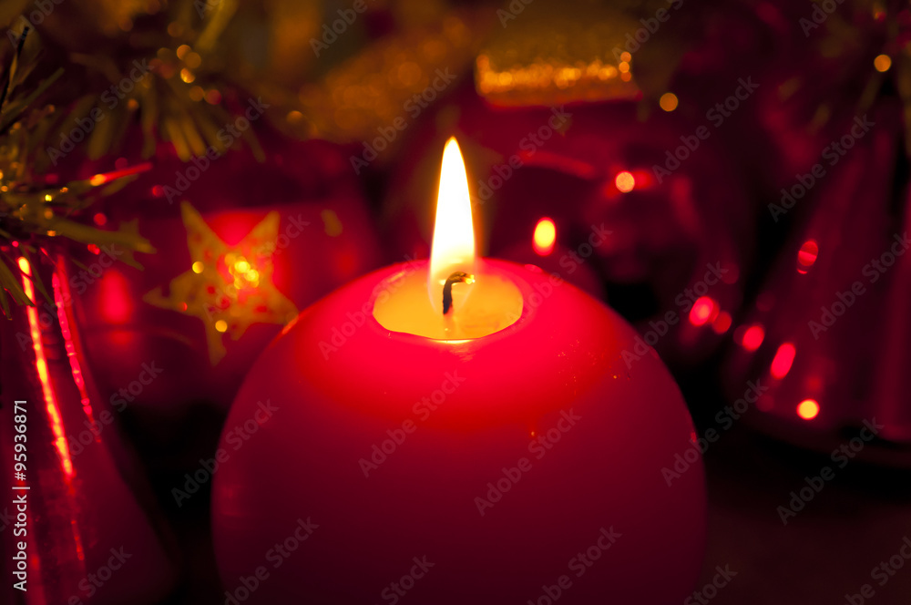 rote Kerzen und Weihnachtsdekoration 