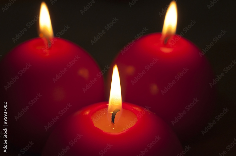 rote Kerzen und Weihnachtsdekoration rote Kerzen und Weihnachtsdekoration