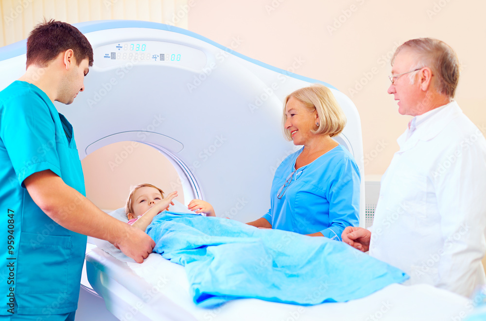 Obraz premium little patient kid among medical staff ready for ct scanning