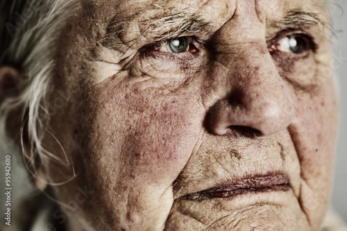 Porträt einer ernst blickenden Seniorin, 85 Jahre alt