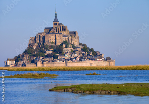 Mont saint Michel lors de grandes marées, Normandie #95943233