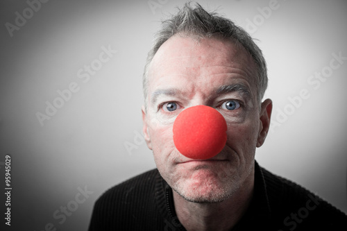 Foto Personne avec un nez de clown qui fixe l'objectif