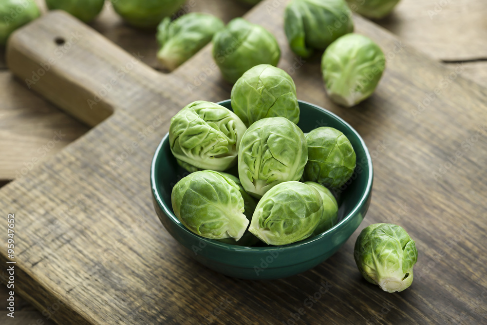Frischer Rosenkohl auf Küchenbrett Frischer Rosenkohl auf Küchenbrett