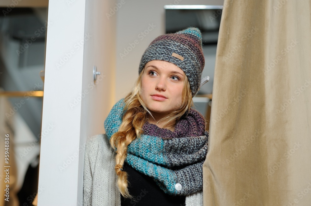Junge blonde Frau beim Shopping Junge blonde Frau beim Shopping