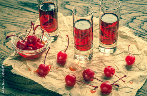 Foto Glasses of cherry brandy with cocktail cherries