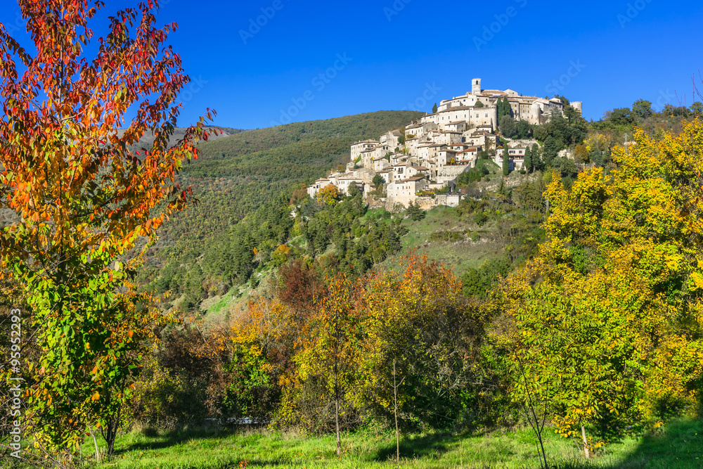 Φωτογραφία Compact cascading hilltop village of Labro in autumn colors, Rieti Lazio Italy,  Charming isolated borgo among rolling hills