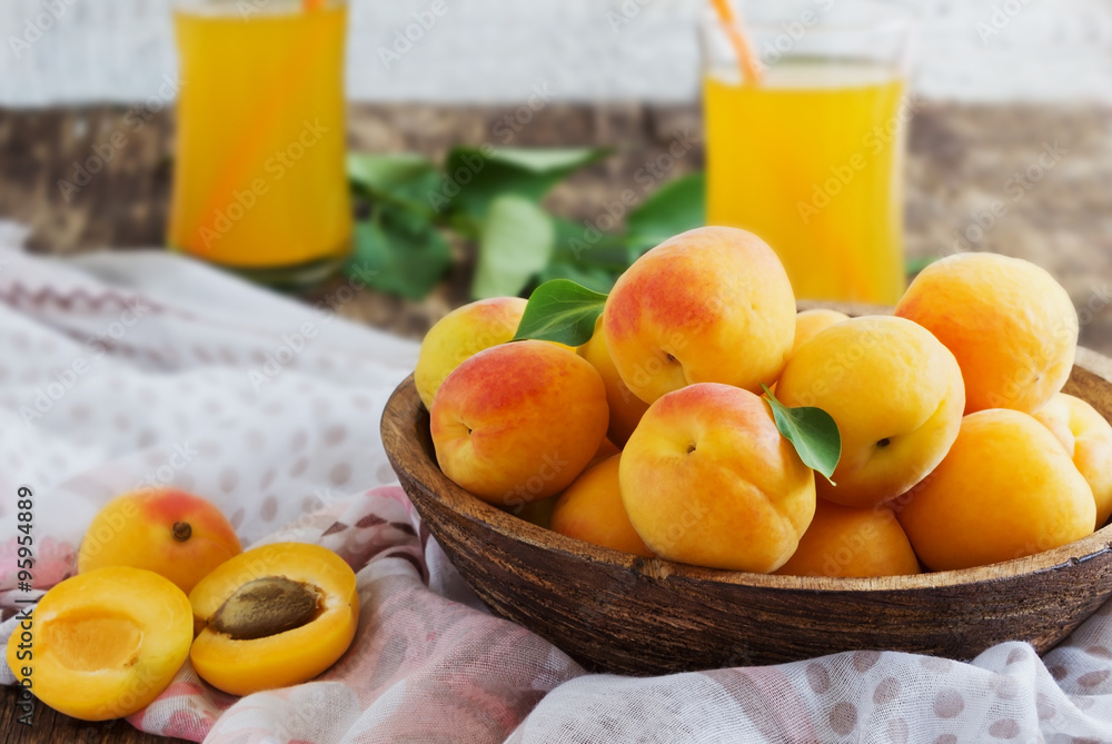 ripe apricots and apricot juice ripe apricots and apricot juice