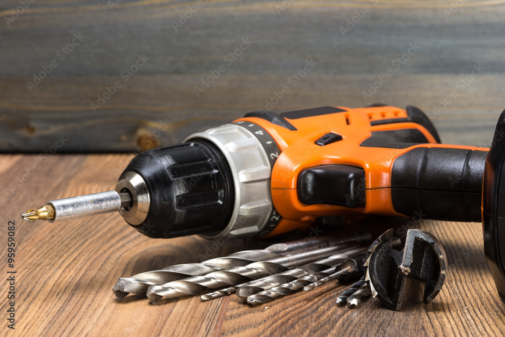 Foto battery powered drill and drill bits