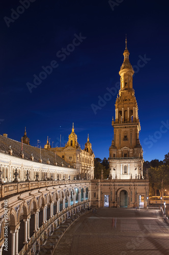 Monumentos de la ciudad de Sevilla, La plaza de España