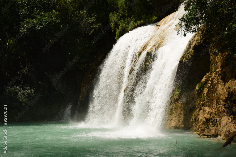 Pequeña cascada se forma en el río San Vicente.