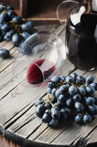Fototapeta Čerstvý hroznový a červené víno na vinobraní stole