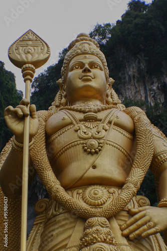  статуя божества перед храмом в Индонезии 