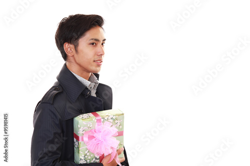 プレゼントを持つ笑顔の男性