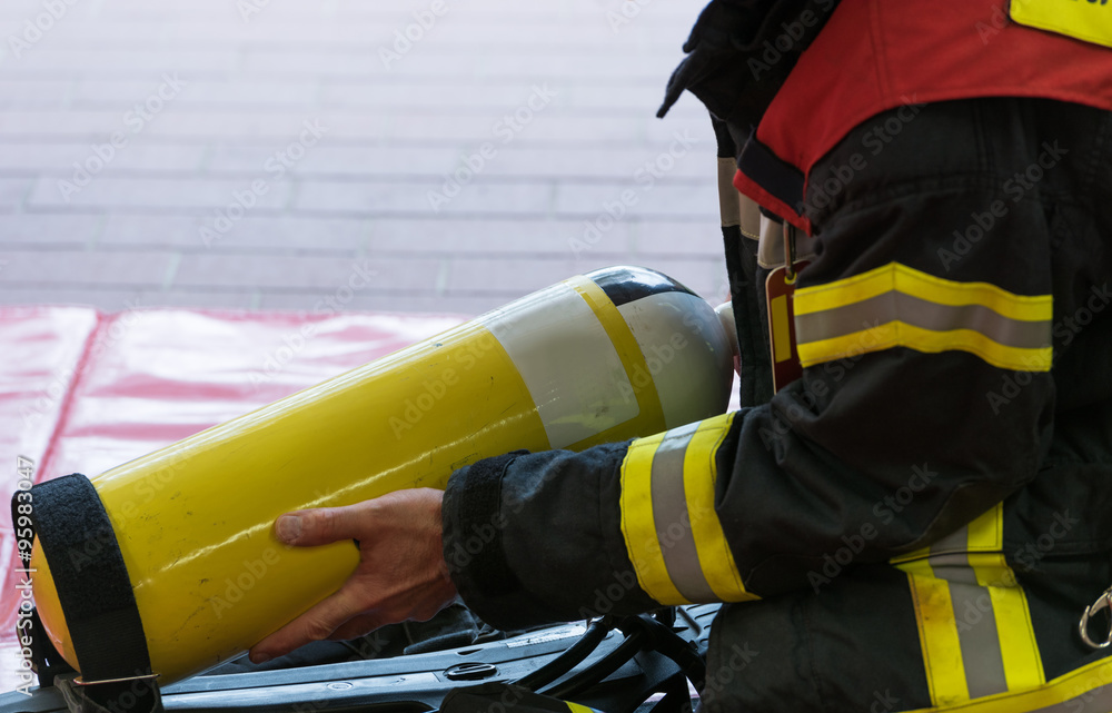 Naklejka premium Feuerwehrmann mit Sauerstofflasche
