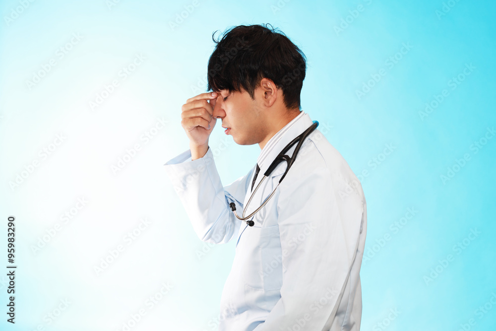 疲れた表情の医師