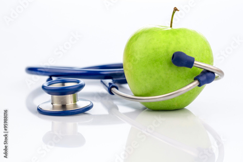 Apfel und Stethoskop