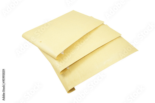 3 buste marroni su sfondo bianco