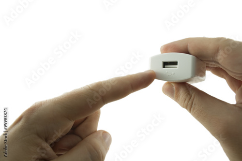 Dito indica dove inserire il cavo usb del caricatore / inserire qui il cavo USB