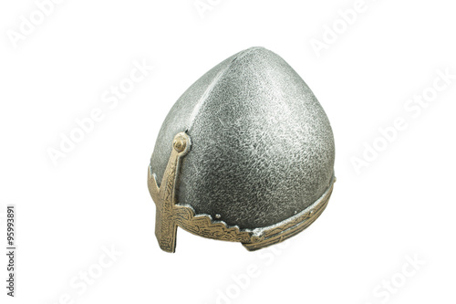 replica di elmo medievale su sfondo bianco