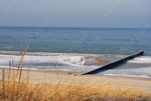 der weite Blick über den eisigen Strand der Ostsee