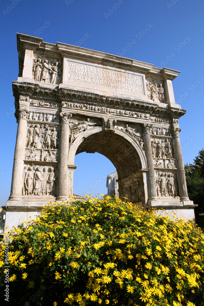 Fototapeta premium benevento arco di traiano
