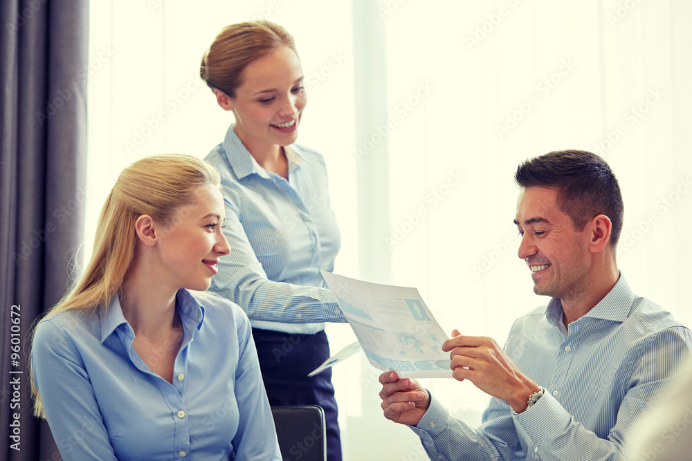 Obraz premium group of smiling businesspeople meeting in office