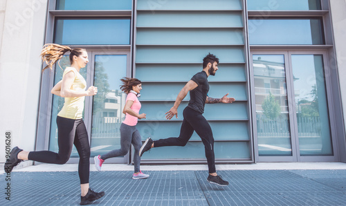 Photos Group of friends making urban running and fitness