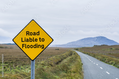 Irische Strass mit Schild - Überflutung