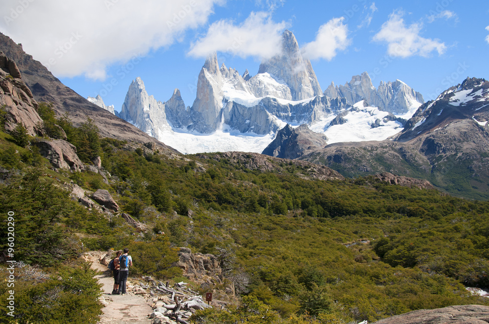 para turystów w drodze na argentyński szczyt Fitz Roy
