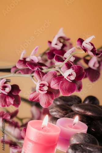 orchidea con pietre nere e candeline