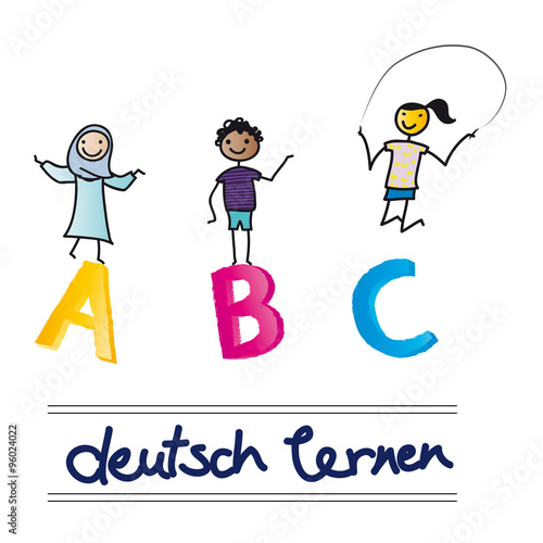 Inklusion und Intergration in der Schule - Drei fr  hliche Kinder lernen deutsch in der Schule - ABC Buchstaben