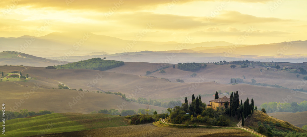 Naklejka premium Poranny krajobraz Toskanii