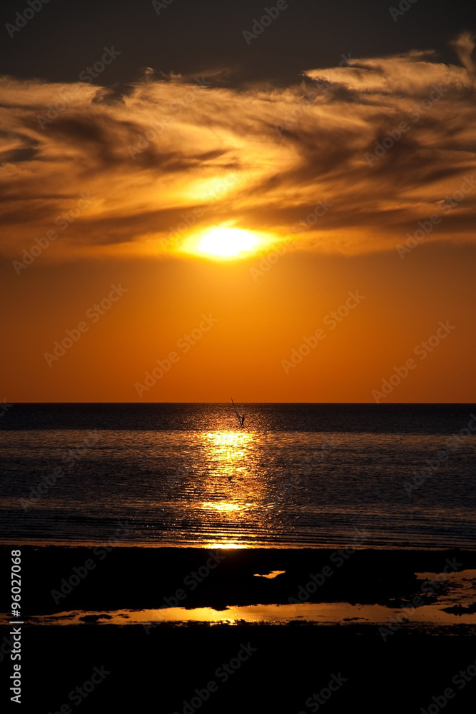 Surfer im Abendlicht am Nordseestrand Surfer im Abendlicht am Nordseestrand