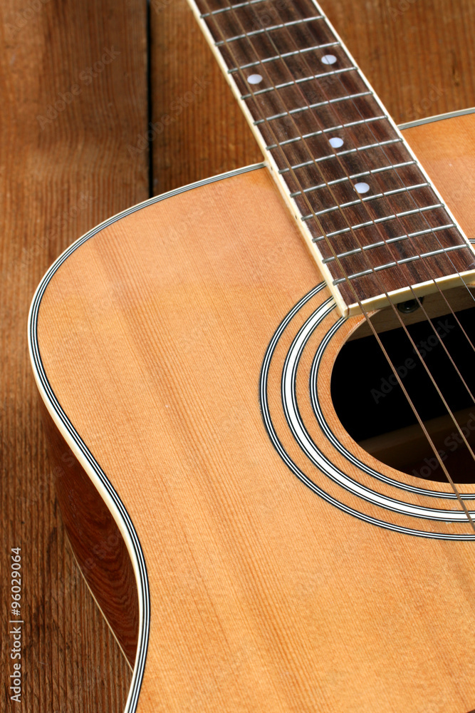 Detail von klassischer Gitarre auf Holzboden Detail von klassischer Gitarre auf Holzboden