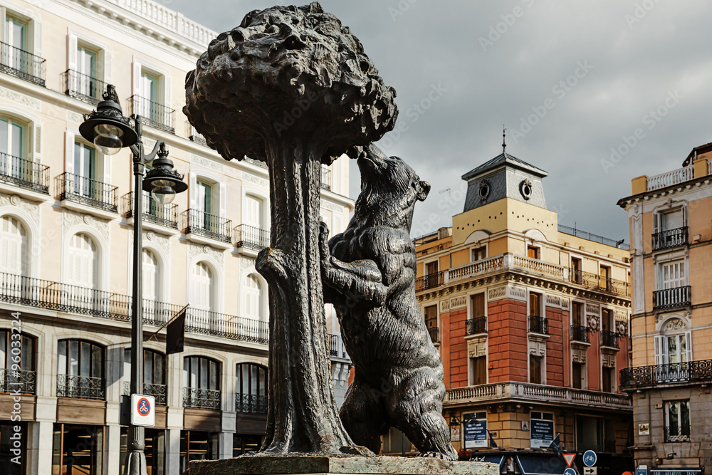 Obraz premium Madryt, Puerta del Sol, Niedźwiedź i Drzewo Truskawkowe