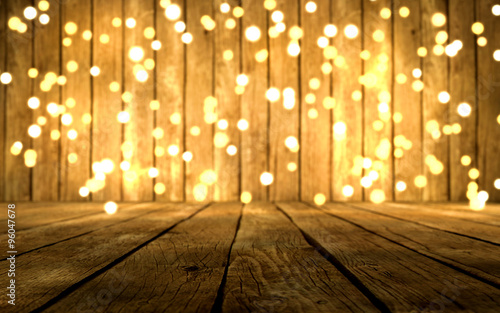 Weihnachtliche Lichterkette vor Holz