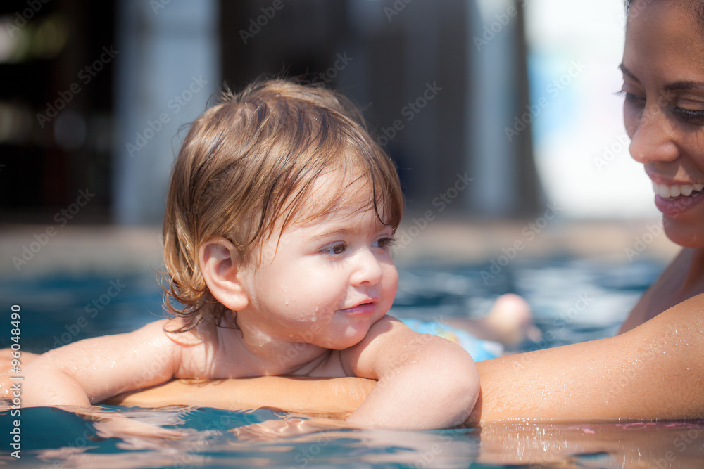 Baby mit Mutter im Schwimmbecken
