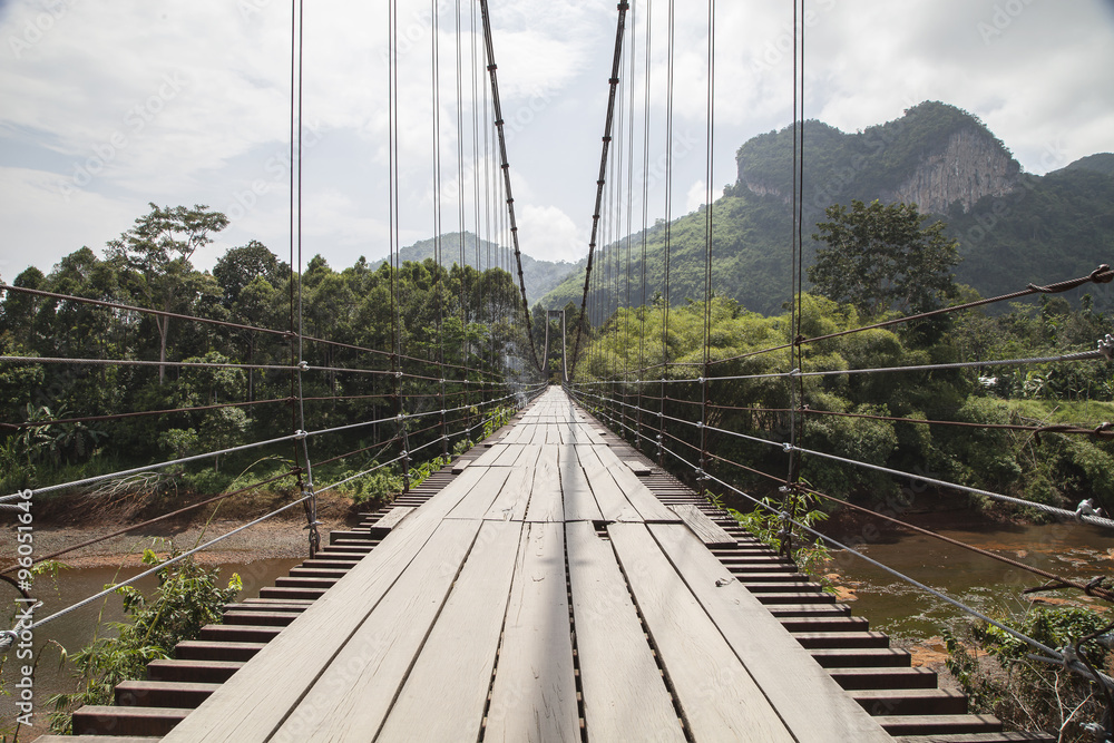 Obraz premium Suspension bridge over the river in Ratchaprapa Dam