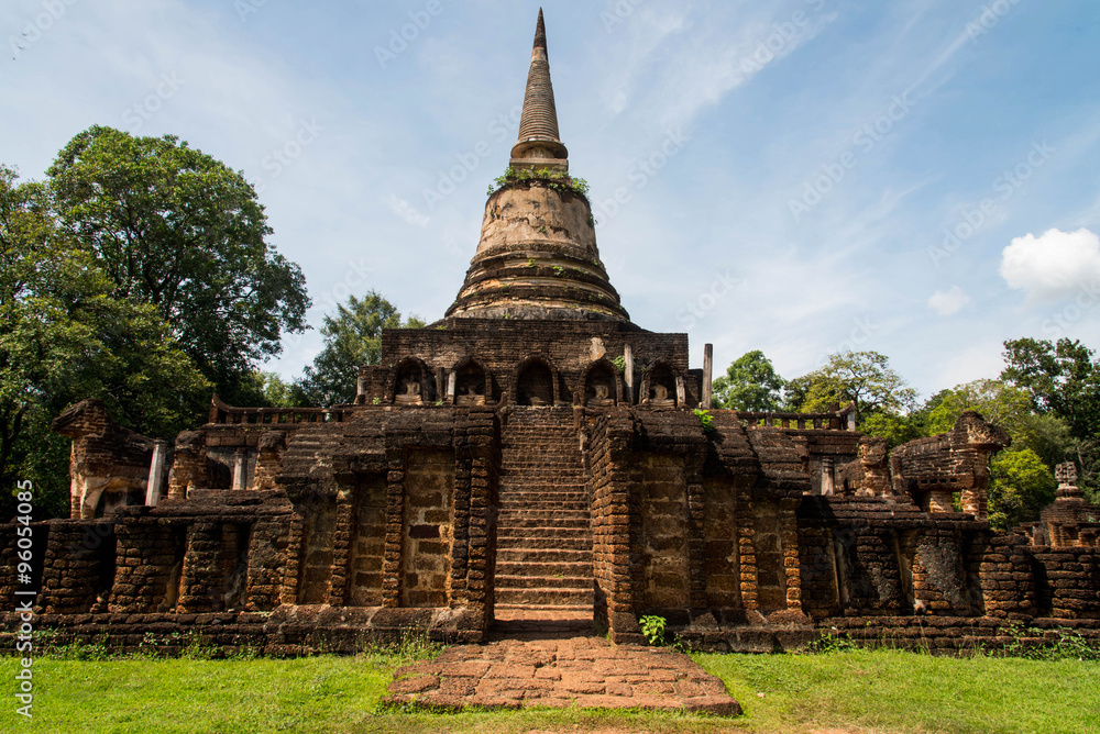 Wat Chang Lom at Srisatchanalai historical park in Sukhothai pro