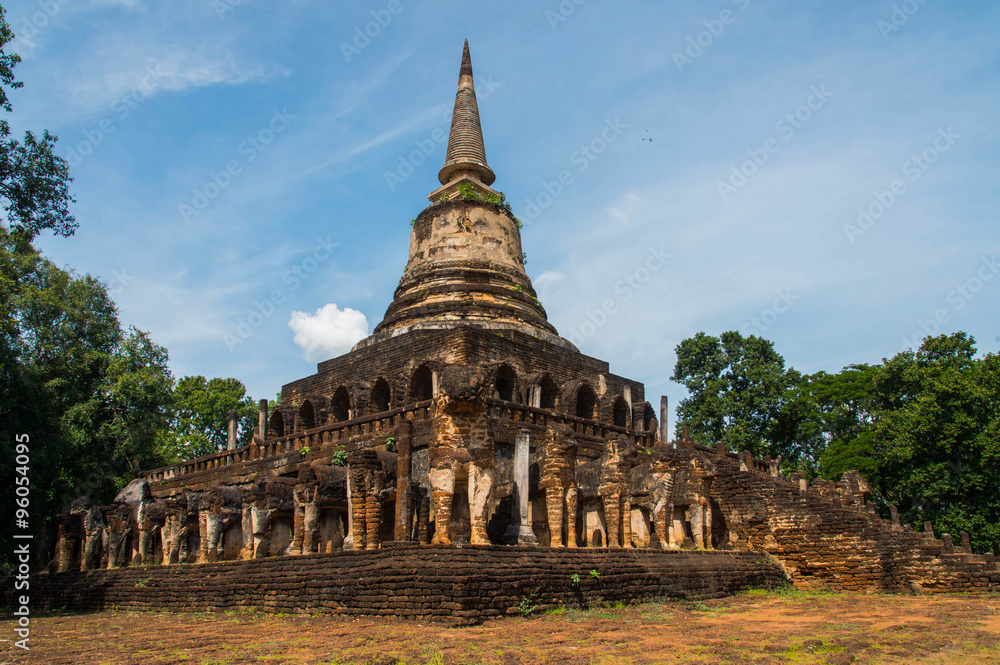 Wat Chang Lom at Srisatchanalai historical park in Sukhothai pro