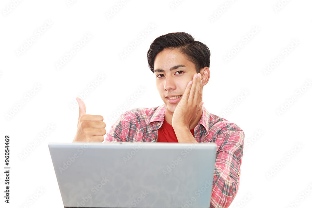 パソコンを楽しむ男性