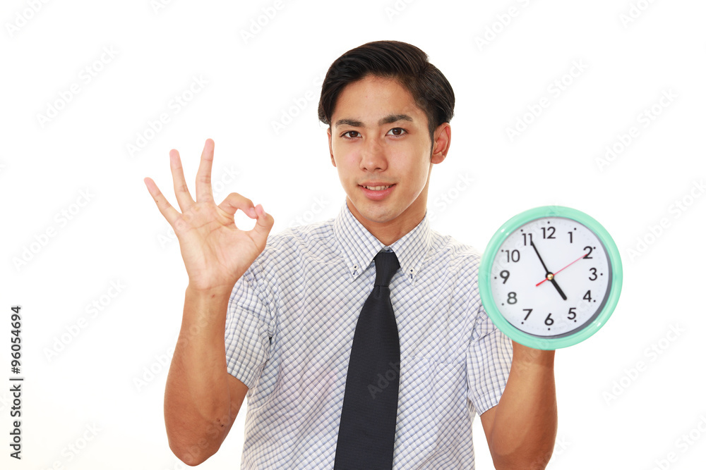 時計を持つ笑顔のビジネスマン