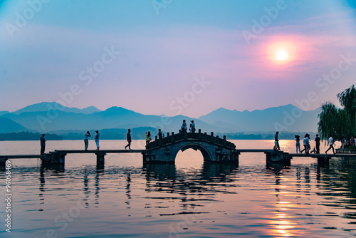 Foto beautiful hangzhou in sunset, ancient pavilion silhouette on the