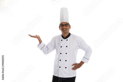 Foto indian male chef introducing something