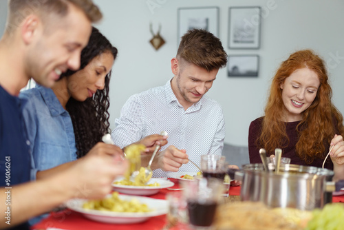 freunde kochen nudeln und essen gemeinsam