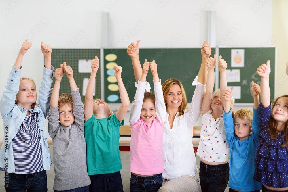 Fototapeta premium kinder und lehrerin zeigen daumen hoch
