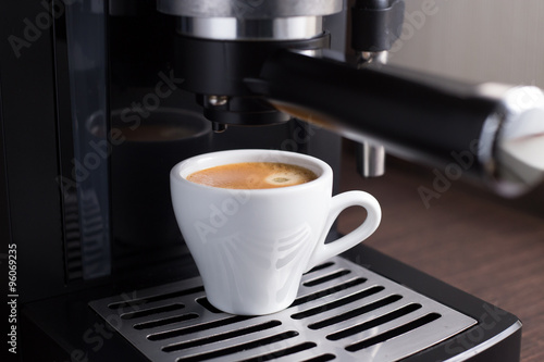 Domestic coffee machine makes espresso