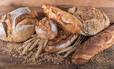 Papier peint photo Boulangerie Composition de pains variés artisanaux  © thodonal